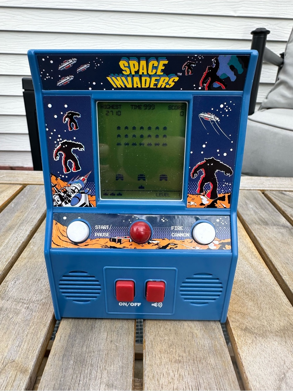 Space Invaders Mini Arcade Game - Picture 2 of 4